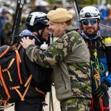 Le commandant de la Patrouille des Glaciers félicite des participants à l'arrivée à Verbier